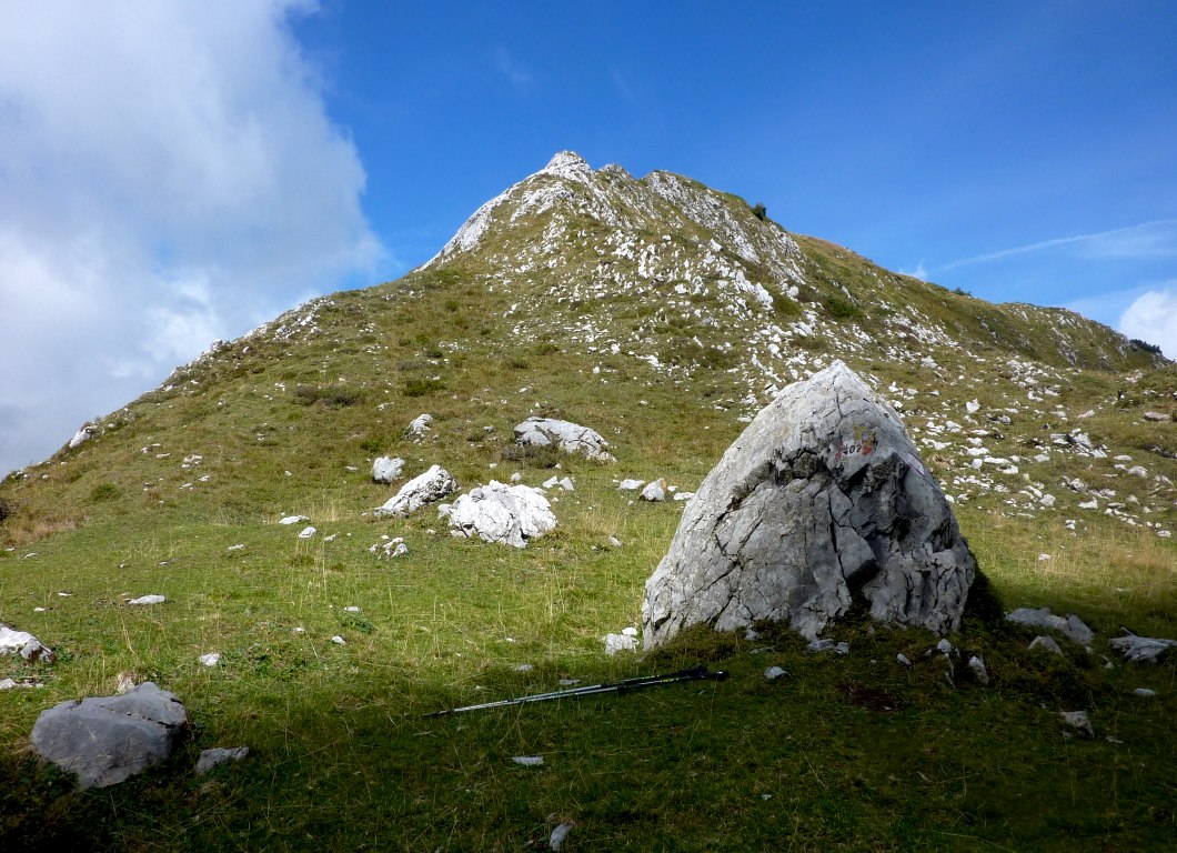 L'ampia sella del Colle della Guaita (1901 m).