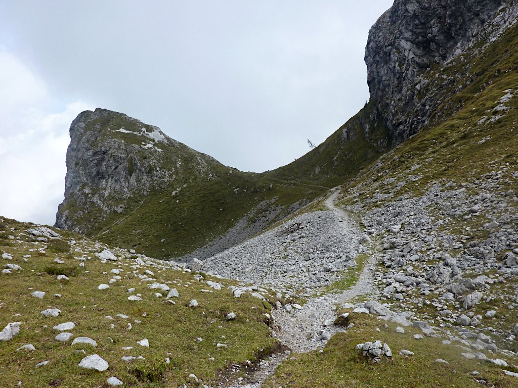Vista da O del Colle della Guaita. Alla sua sx: la Pala di Carbonera. Alla sua dx: la Corna Tonda.
