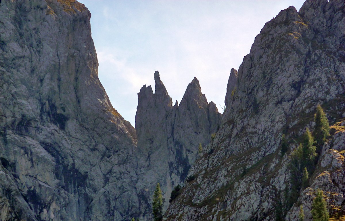 Zoom verso le Quattro Matte. Alla loro sx, la precipite parete della Corna delle Quattro Matte.