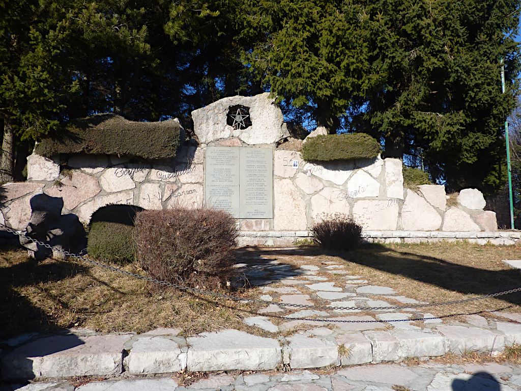 Il Monumento ai Caduti della Battaglia di Fonteno ai piedi del Monte Torrezzo.