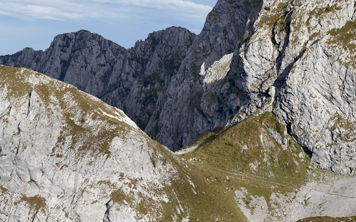 Zoom sul Colle della Guaita. Il 402 lo attraversa per scendere verso il Pian di Vione (Colere).