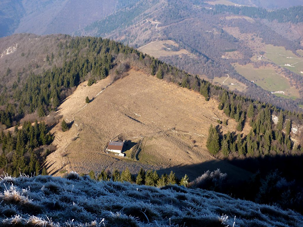Il rifugio Gombo Alto visto dalla vetta del M. Bronzone.