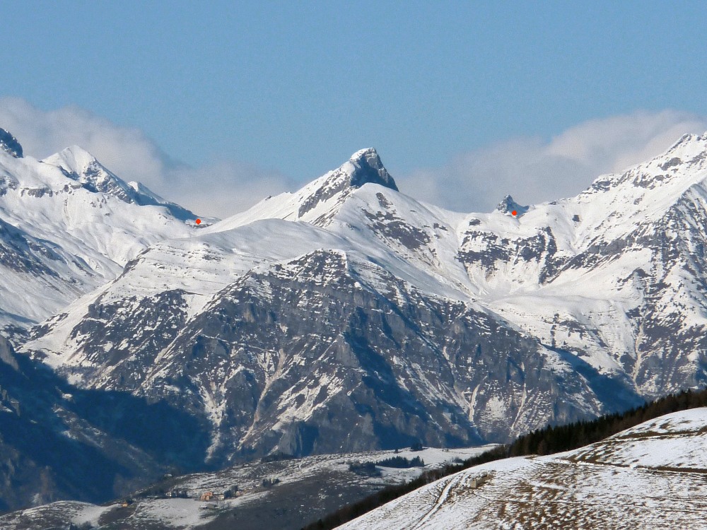 La cima di Valmora dal monte Bronzone; ai lati: Forcella di Valmora e passo del Re