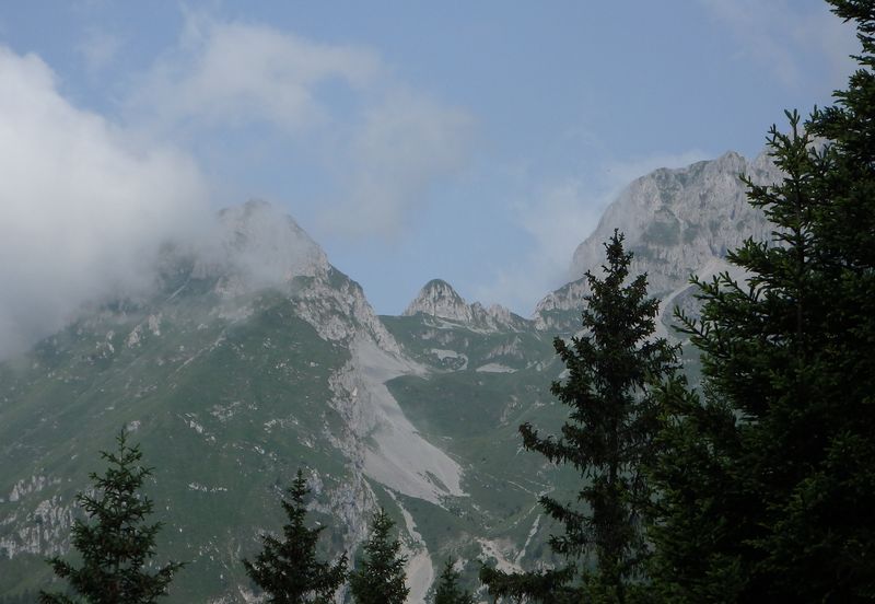 La timida Presolana compare, tra nubi e nebbie, dalla variante n. 316/A, che porta alla cima Gulter.