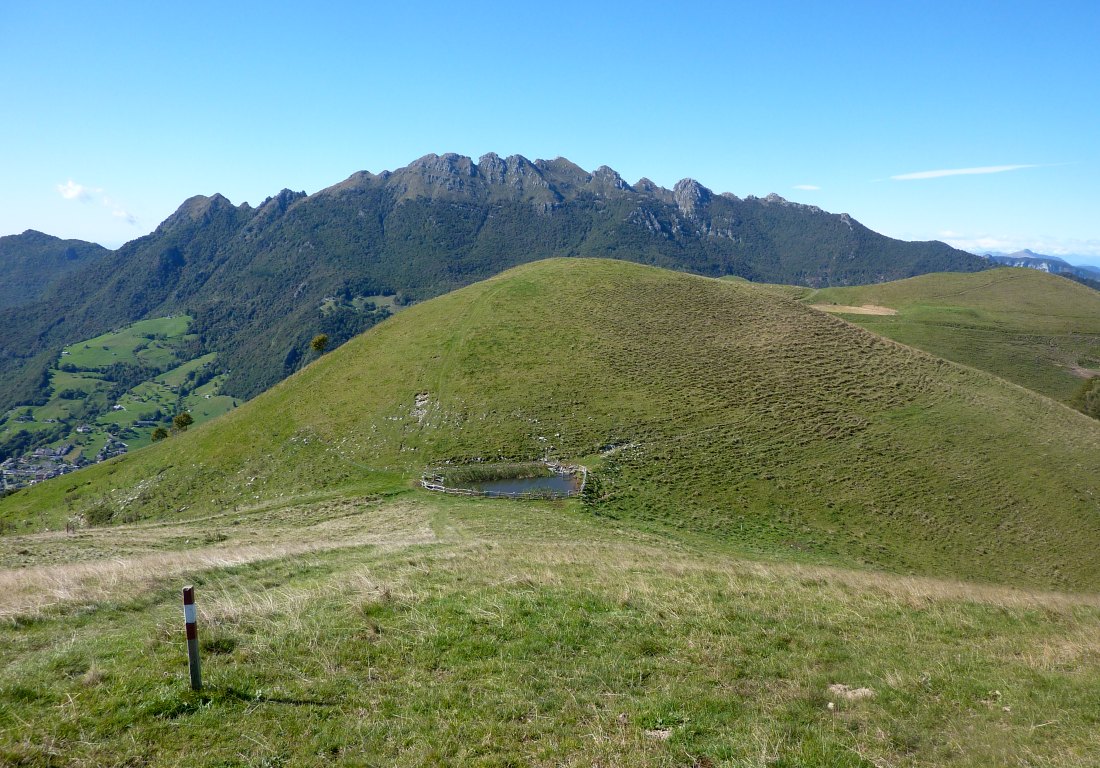 La Forcella di Valmana con la sua pozza viste da est. Sullo sfondo: il Resegone.