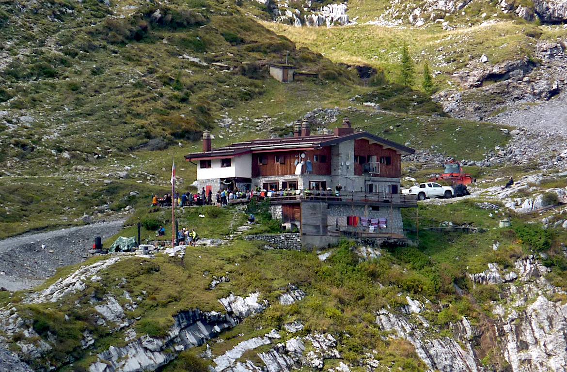 Il rif. Albani zoomato dal Colle della Guaita.