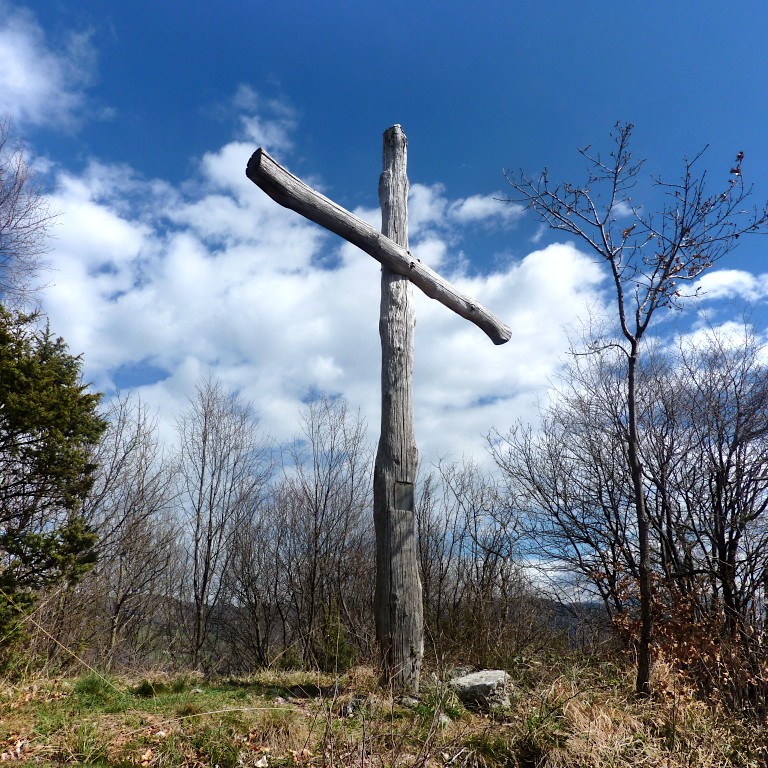 170 m a est del valico di Colle Forca, una vecchia croce veglia sopra Adrara S. Rocco.