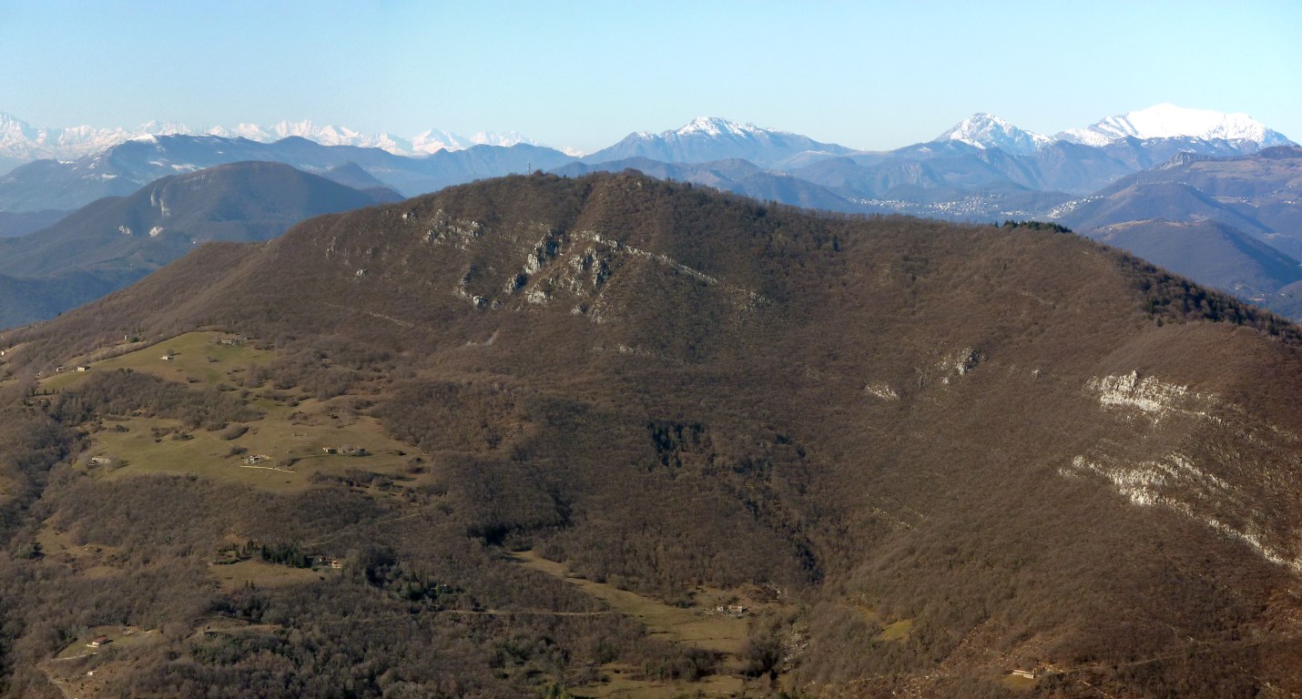 Il M. Gaiana zoomato dalla cresta SO del M. Bronzone percorsa dal 719.