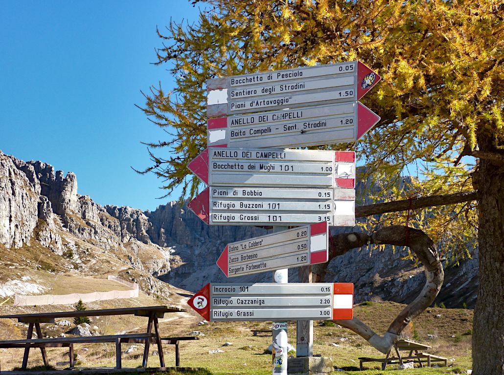 Utile segnaletica al rifugio Lecco.