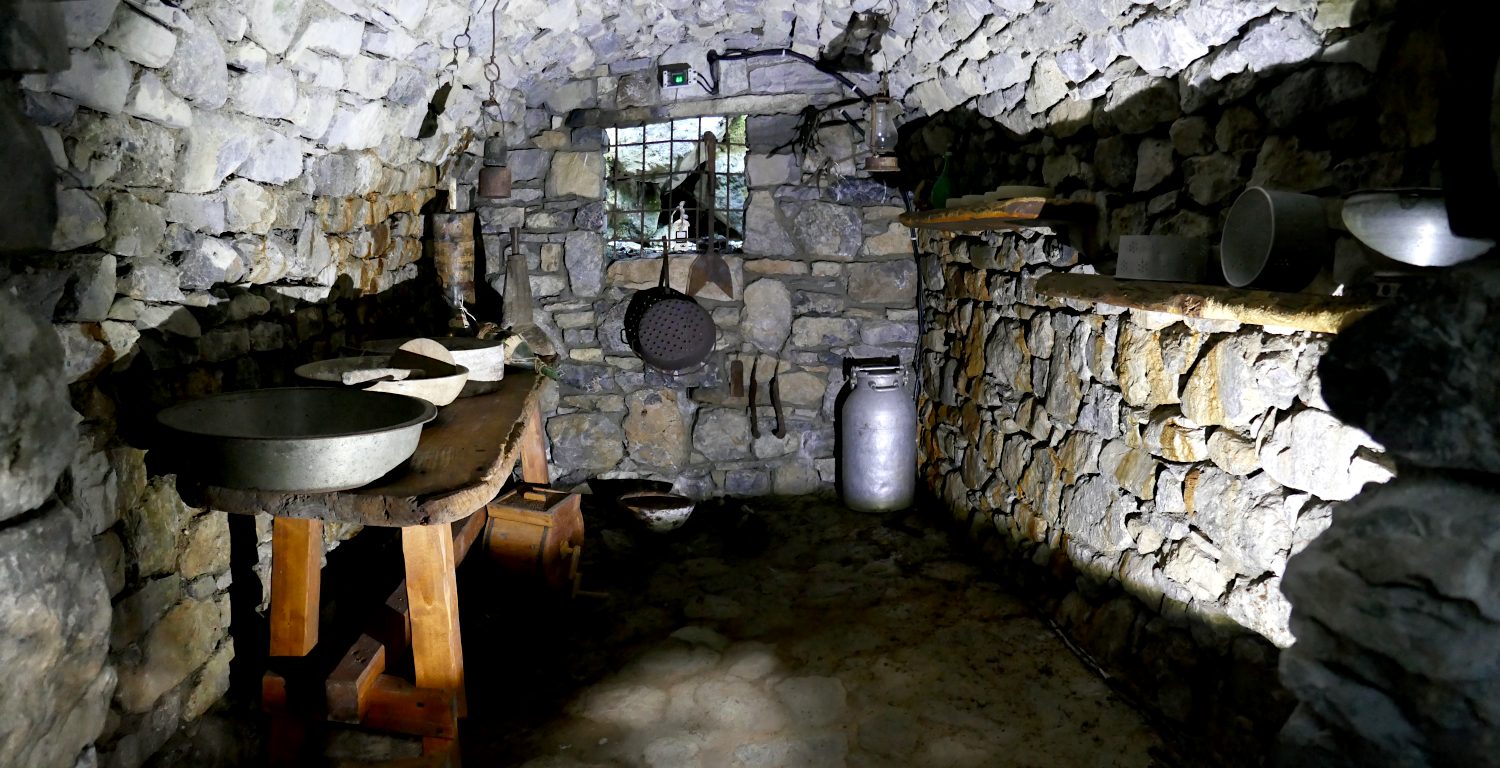 EXTRA (E, 10'): andare a vedere il Selter del Ruì (Buco del freddo). L'interno del locale.