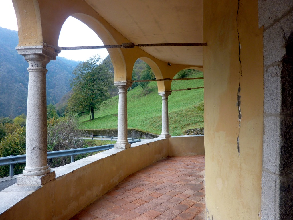 2 km prima di Spinelli: non fatevi sfuggire la bella Chiesa di Santa Margherita a Valzurio!