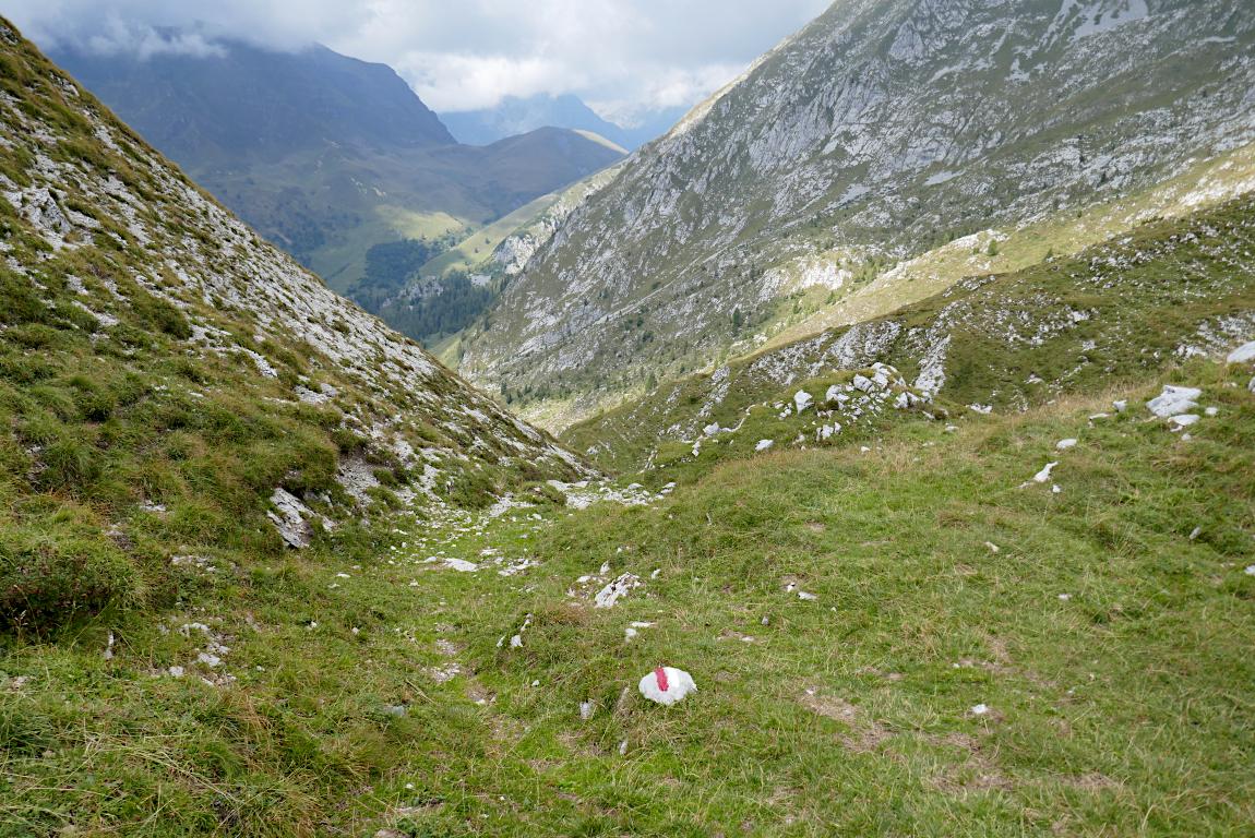 Presso la Cima di val Sedornia qui a sx, il 314A si tuffa verso la val Sedornia e il lago Spigorel.
