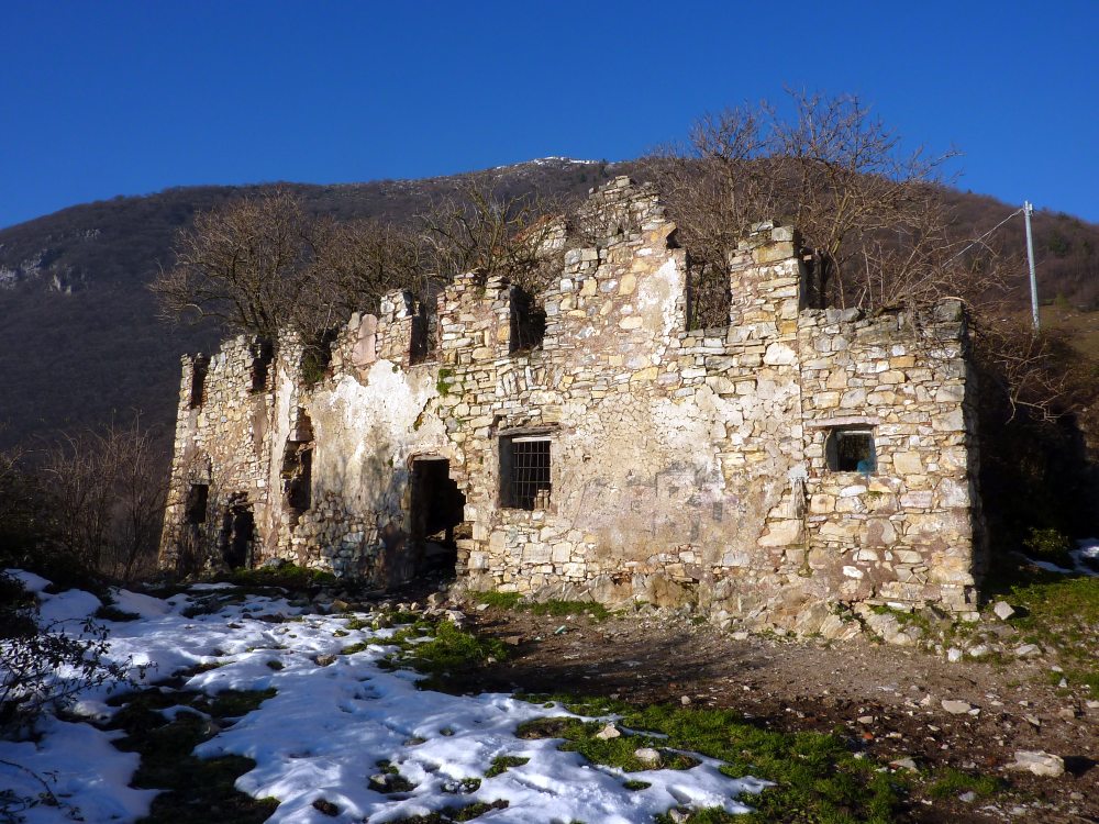 Il vecchio rudere non lungi da La Rolla