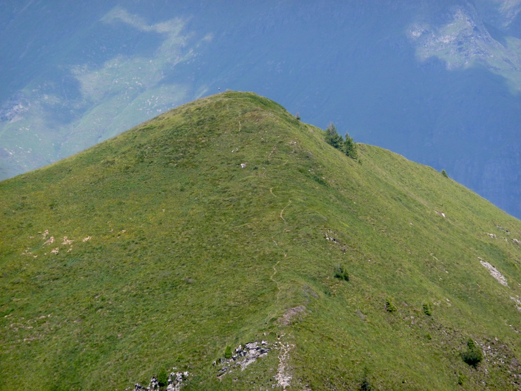 Zoom sulla vetta del M. Avert e sul sentierino che lo raggiunge salendo dal p.so della Crocetta.