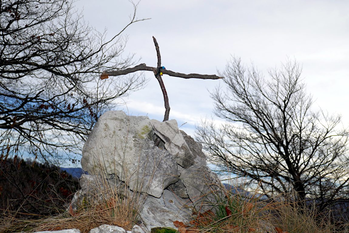 EXTRA (E, 5'): seguendo il crinale, si trova la poco appariscente "vetta" della Cima di Cavlera.