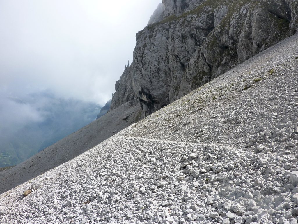 Poco prima di toccare il Colle della Guaita, si sfiora l'attacco del Sentiero attrezzato della Porta