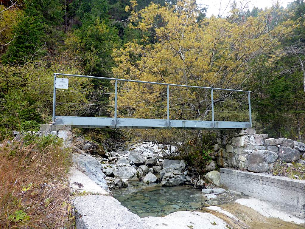Necessario solo in caso di forti portate d'acqua del torrente, il ponte per attraversare, però, c'è!