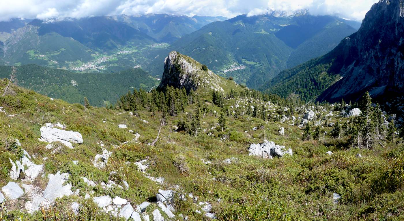 Scendendo per la Guaita verso il canale delle 4 Matte: la verdeggiante "Cima della Singla".