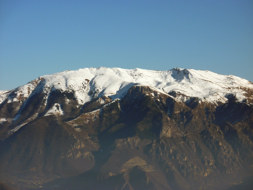 Il monte Guglielmo (o Golem, da 'culmen', culmine) dal monte Bronzone