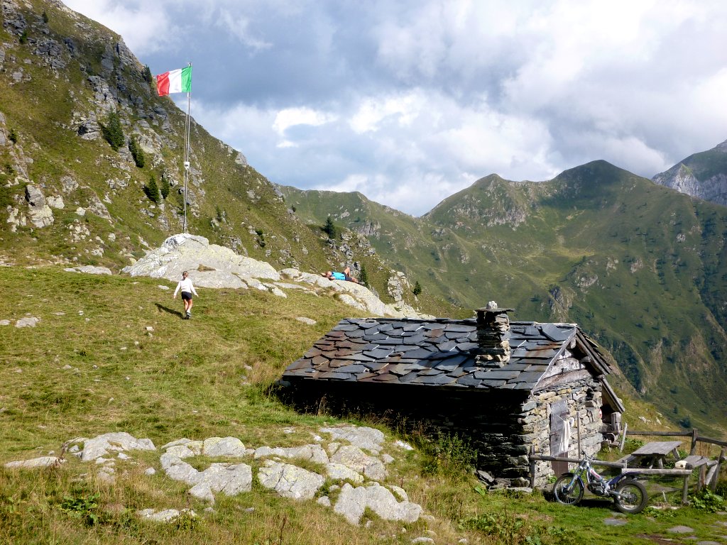 Relax fuori del rif. Balicco (in foto: b.ta Laghetti, dirimpetto al rifugio).