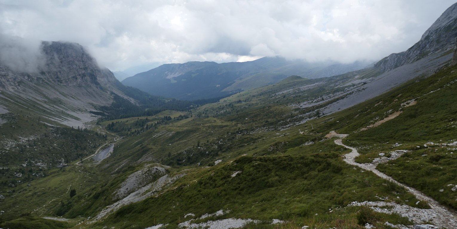 Una cupa Valzurio alle spalle dal 311 in arrivo al p.so dello Scagnello. Qui tra poco diluvia!