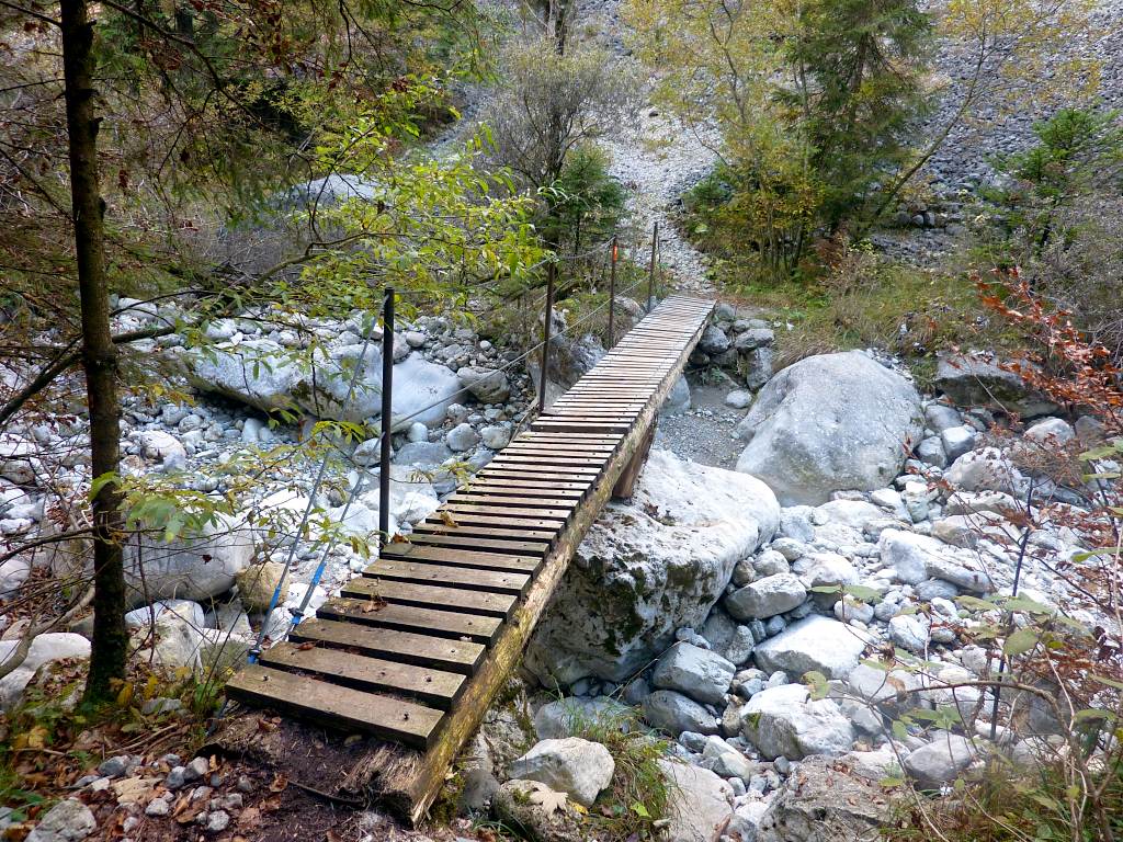 150 m dopo aver traversato il torrente, si può riattraversare per salire a vedere ol Selter del Ruì.