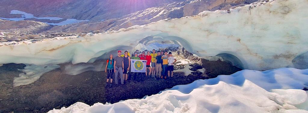 Gli Aquilotti sotto il ghiacciaio del Gleno
