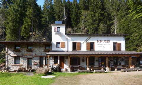 Il rifugio Cimone della Bagozza