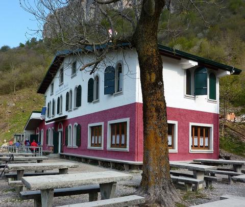 Il rifugio Capanna Alpinisti Monzesi.
