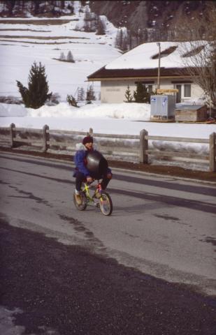 II gruppo roccioso del Piz d'Es-cha o Piz Kesch con sci, e zaino in primo piano