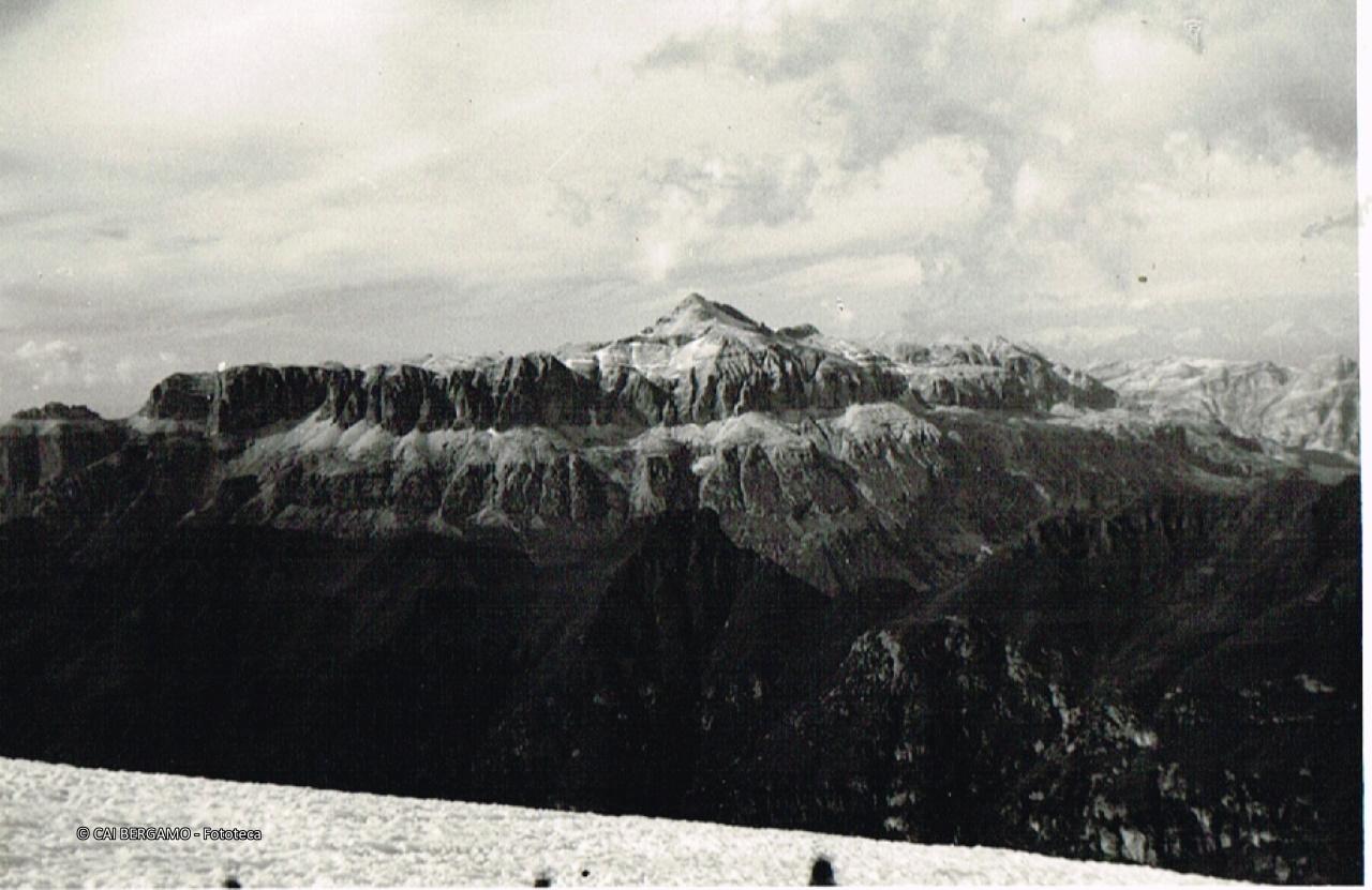 Il gruppo del Sella e il Piz Boè dalla Marmolada