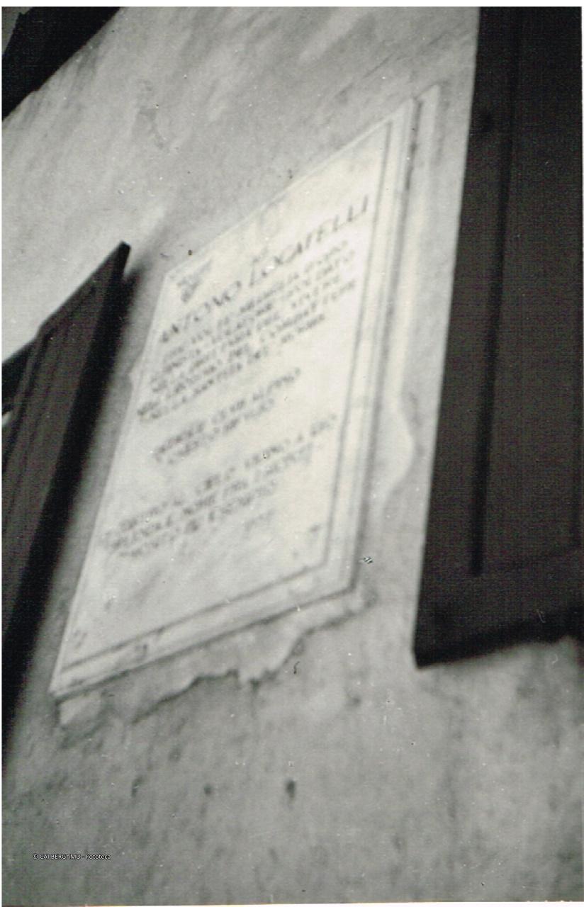 La lapide ad Antonio Locatelli all'omonimo rifugio alle Tre Cime di Lavaredo