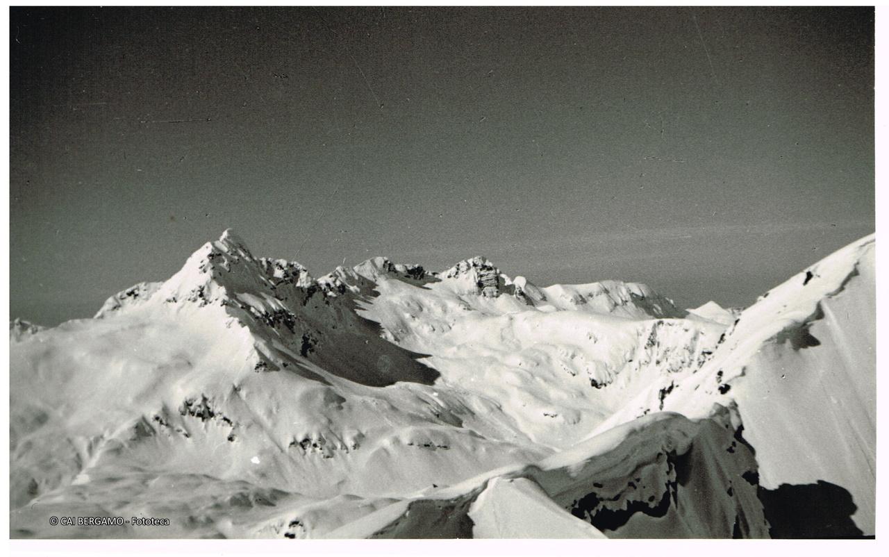 Il Monte Pradella e il Monte Farno dalla cresta del M. Cabianca