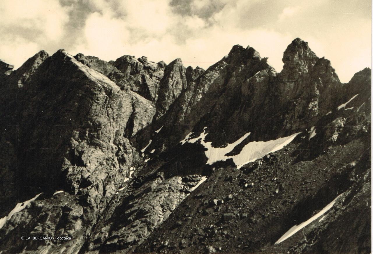 Il Pizzo Scais (m. 3040) - versante occidentale - visto dal colletto del Ghiacciaio di Scais 