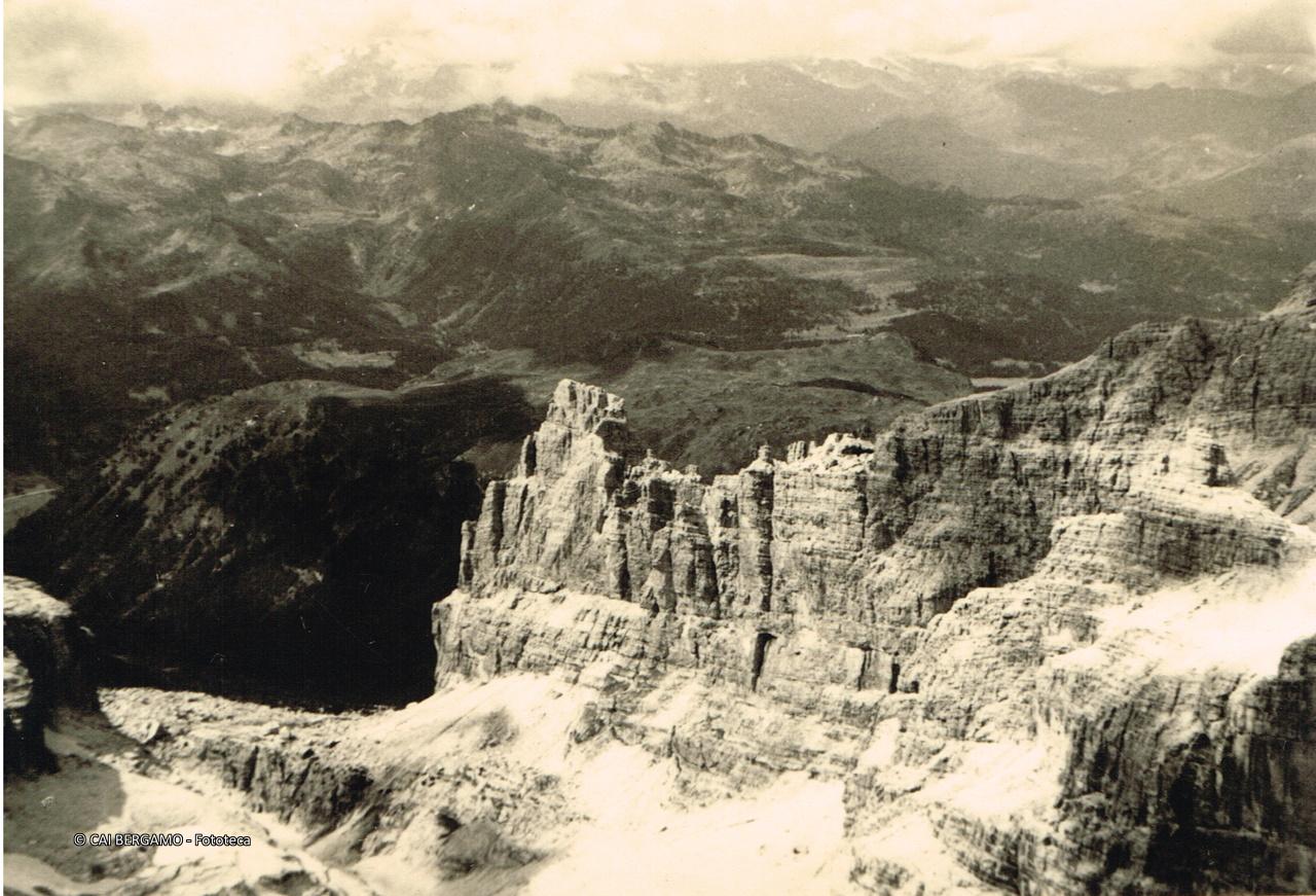 Il Castelletto Inferiore visto salendo alla Cima Brenta
