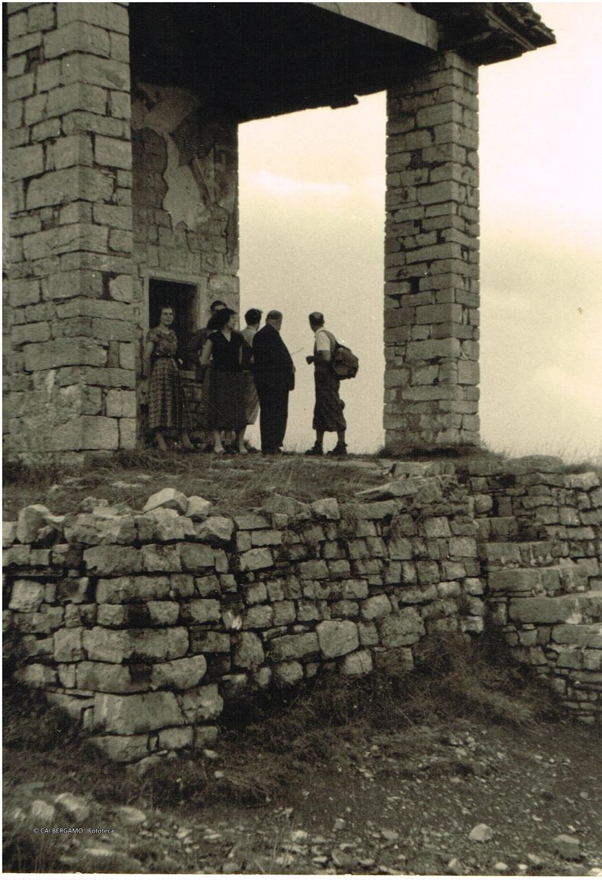 Sotto il portico della chiesina di Santa Maria Assunta presso Berbenno 
