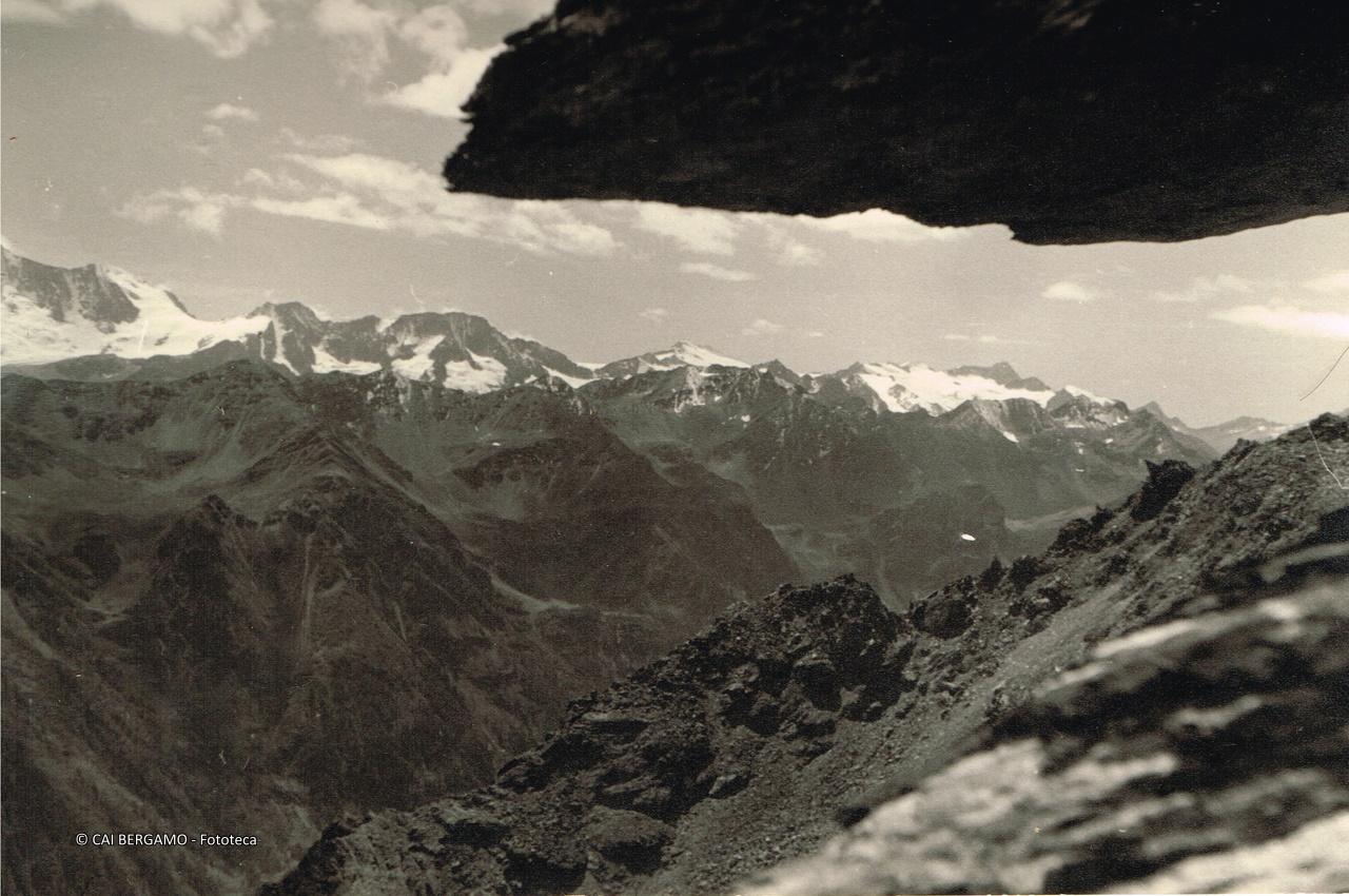 Presanella, Presena, l'alta Vedretta di Pisgana e la cima dell'Adamello visti salendo al Rif. Vioz