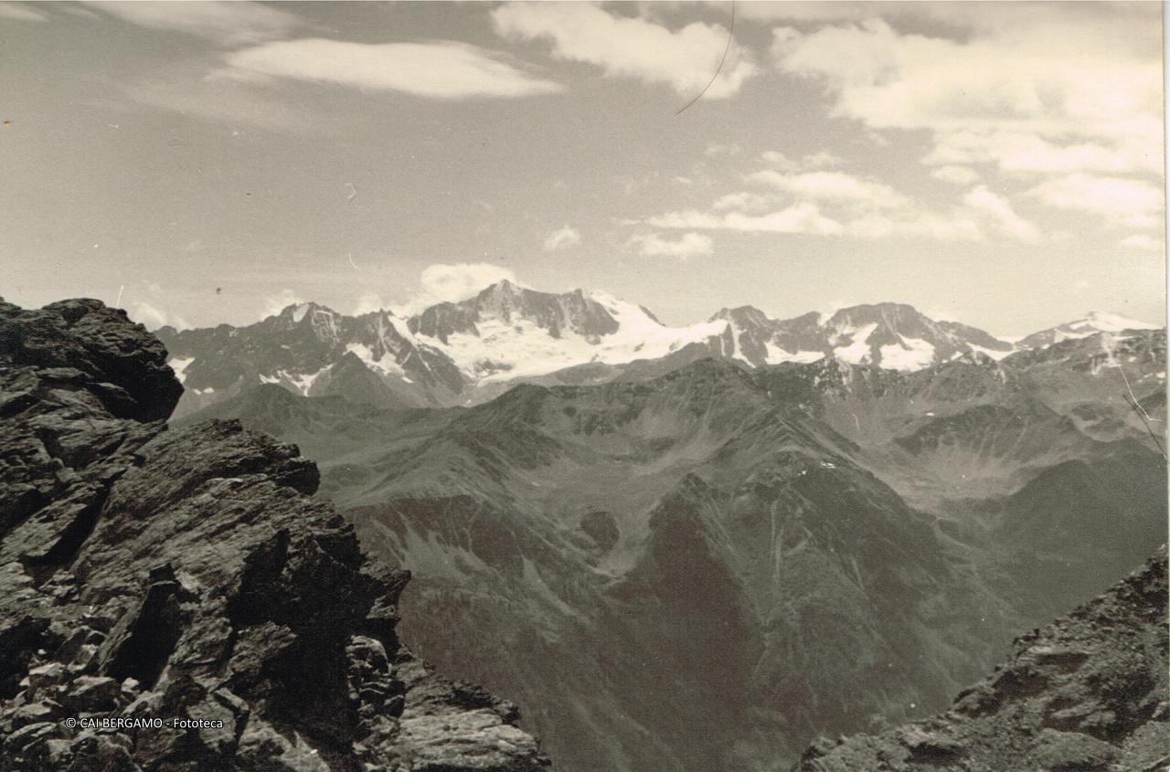 Cima Scarpacò, Cima d'Amola, Presanella, Cima di Vermiglio, Passo Cercen, Monte Cercen, la Busazza e la Cima di Presena visti salendo al Rif. Vioz 