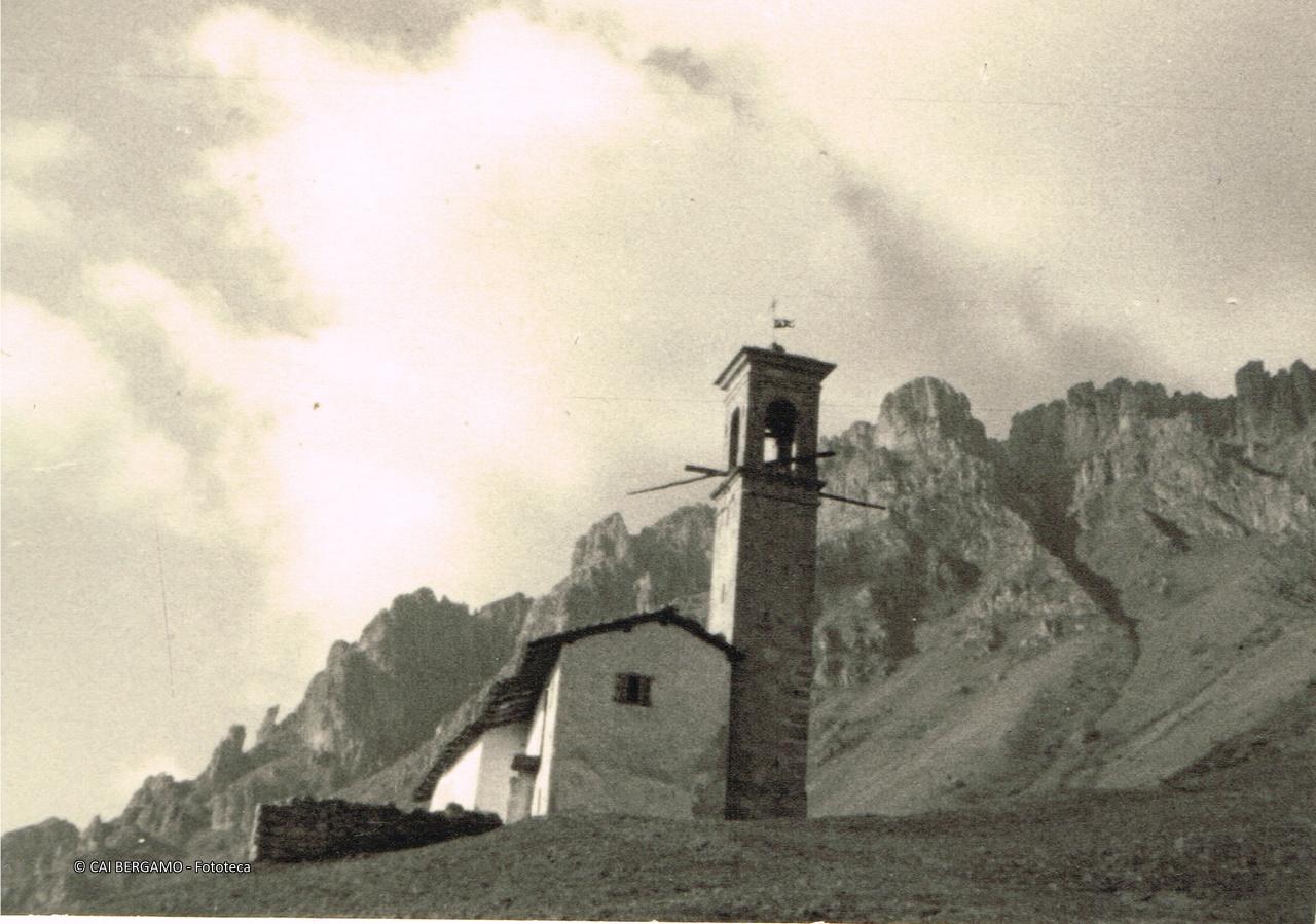 La chiesina di S. Giacomo e le rocce del Cancervo