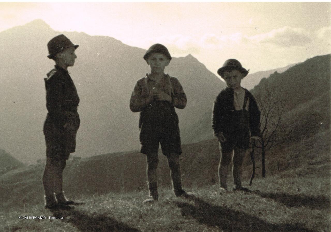 Bambini di Brembella alla chiesina di S. Giacomo