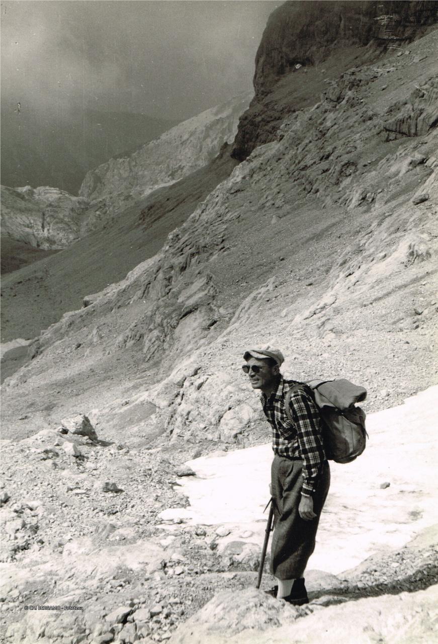 Scendendo dalla Vedretta di Pratofiorito verso il Rif. XII Apostoli