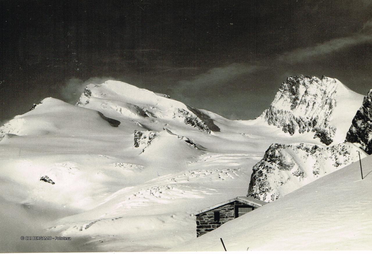 Strahlhorn, Adlerpass e Rimpfischorn dalla Capanna Britannia