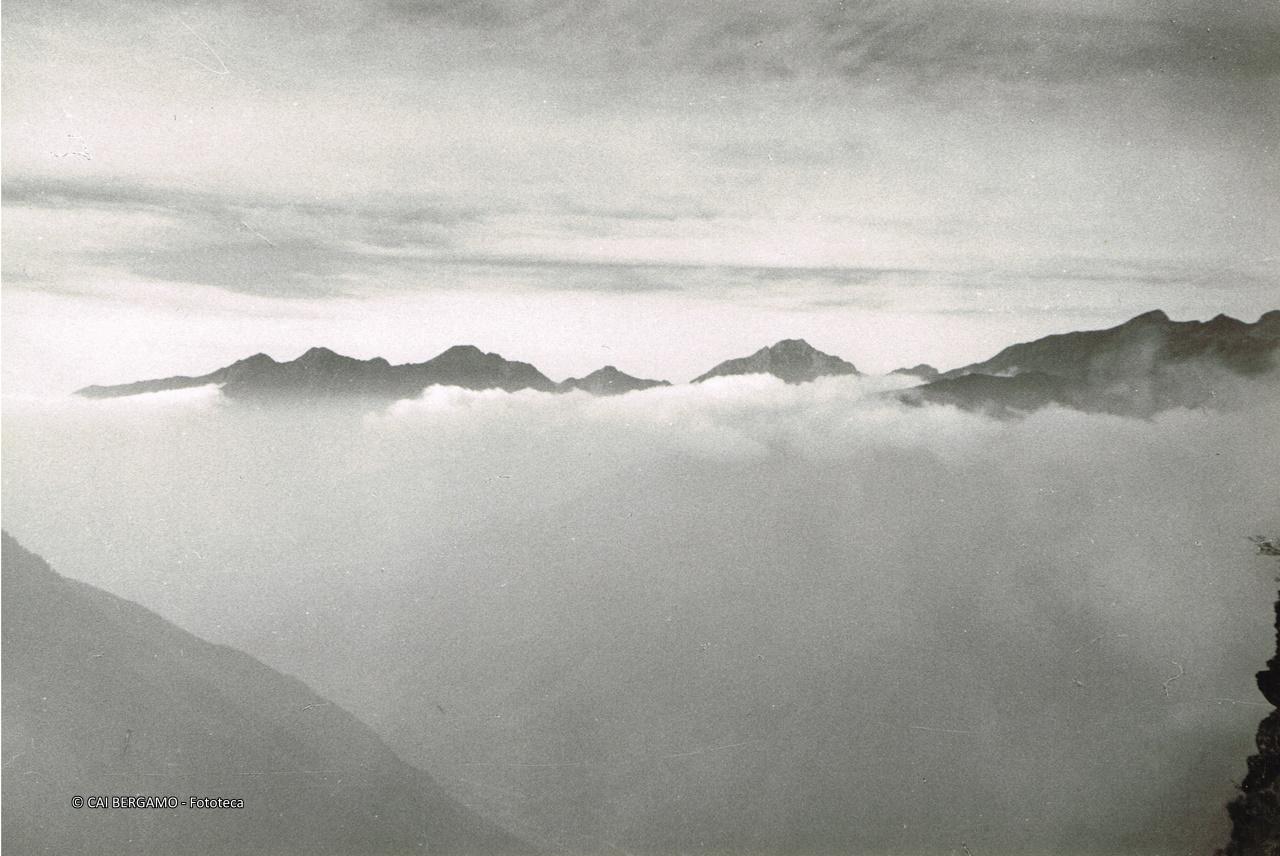 "Dal "passaggio" verso la catena Arera - Valmora - Fop - Secco - Vaccaro (da destra a sinistra)"