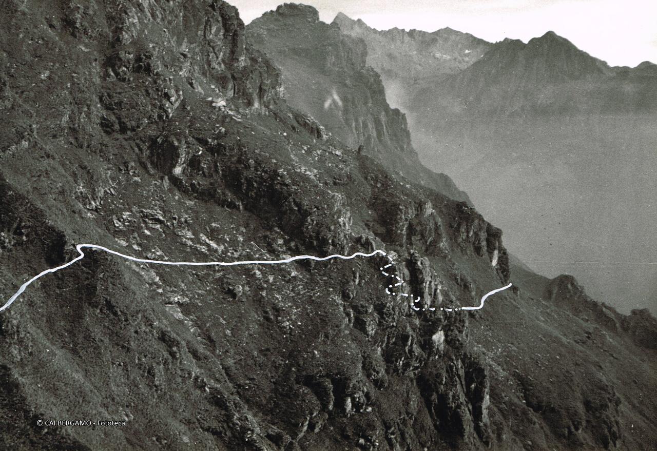 "Il tratto di sentiero dal "passaggio" al Cavallo - sullo sfondo il Pizzo Castello, il Recastello, il Tre Confini e il Cimone" 