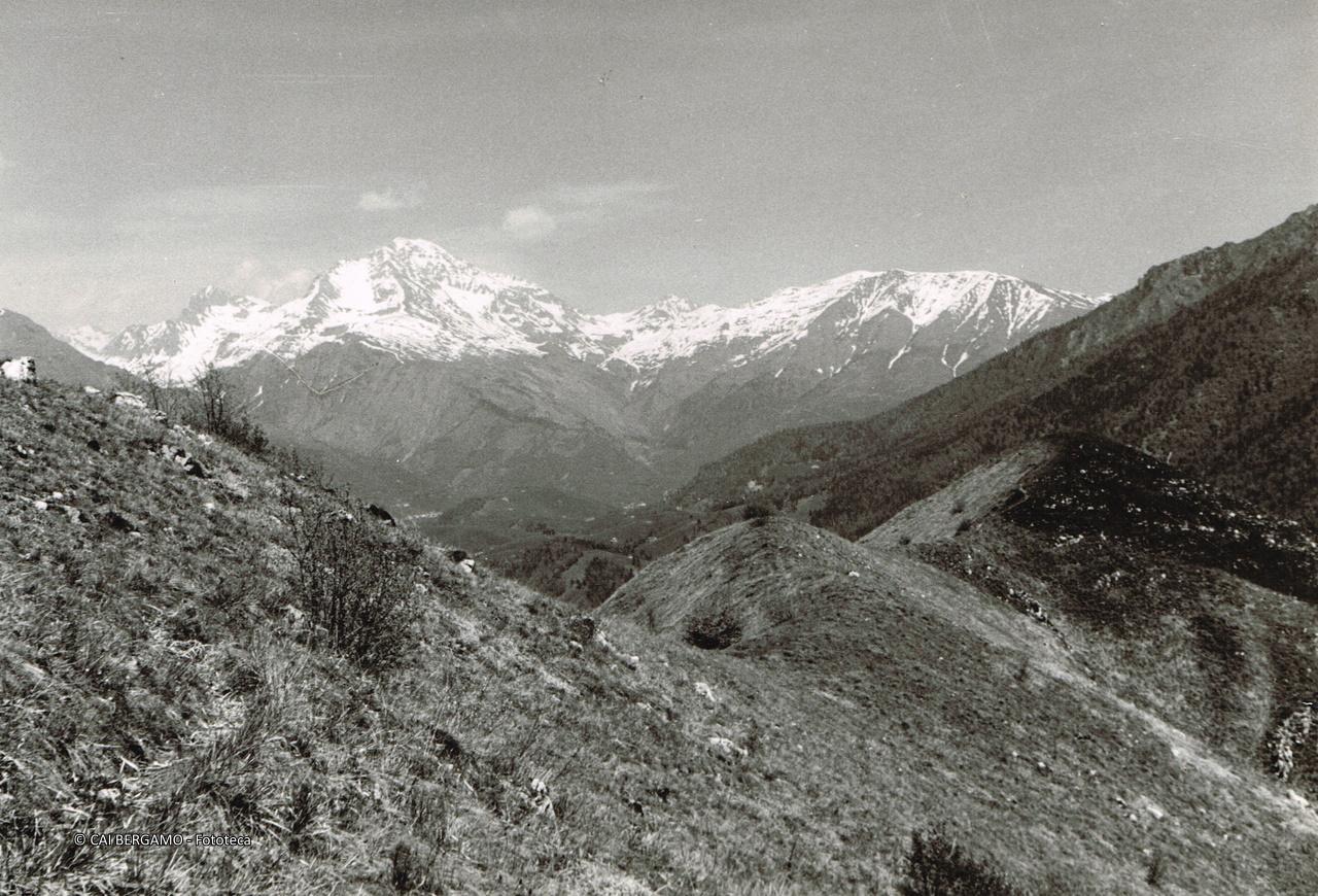 "Corna Piana, Arera e Grem visti scendendo dal M. Zucco"