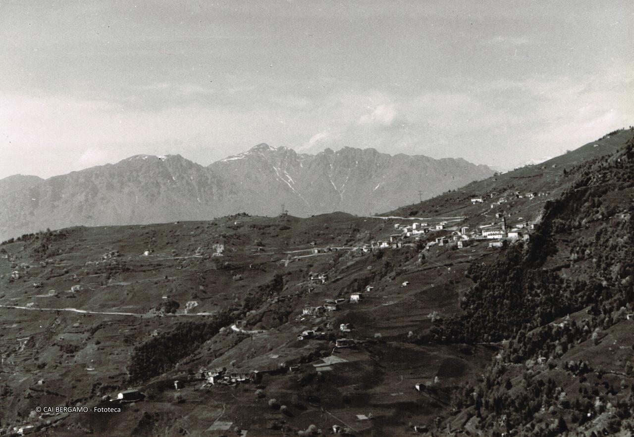 "Dossena - sfondo Cancervo e Venturosa visti scendendo dal M. Zucco"