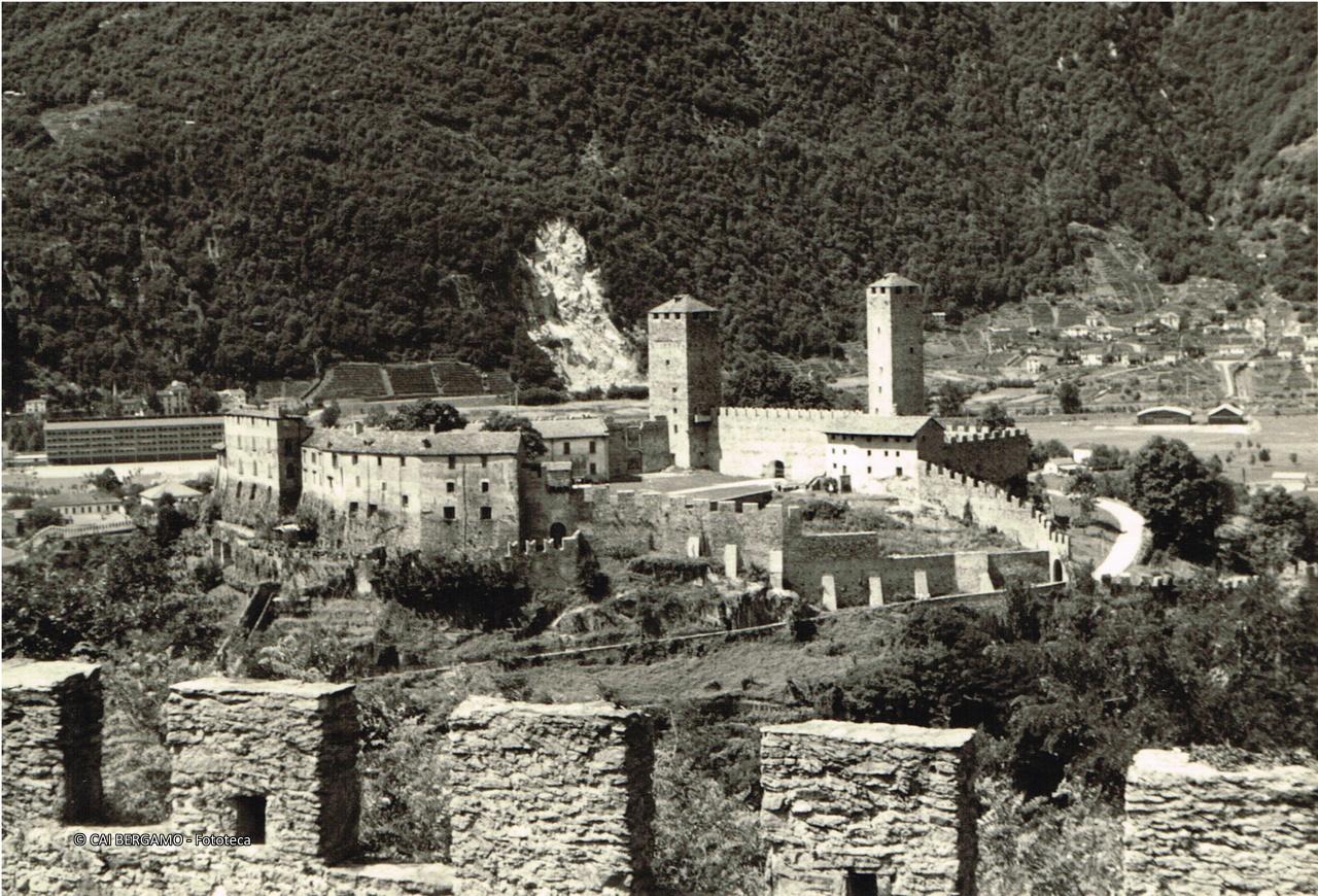 Castelgrande visto dal Castello di Montebello