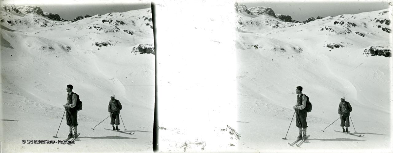 Sosta lungo la salita con gli sci