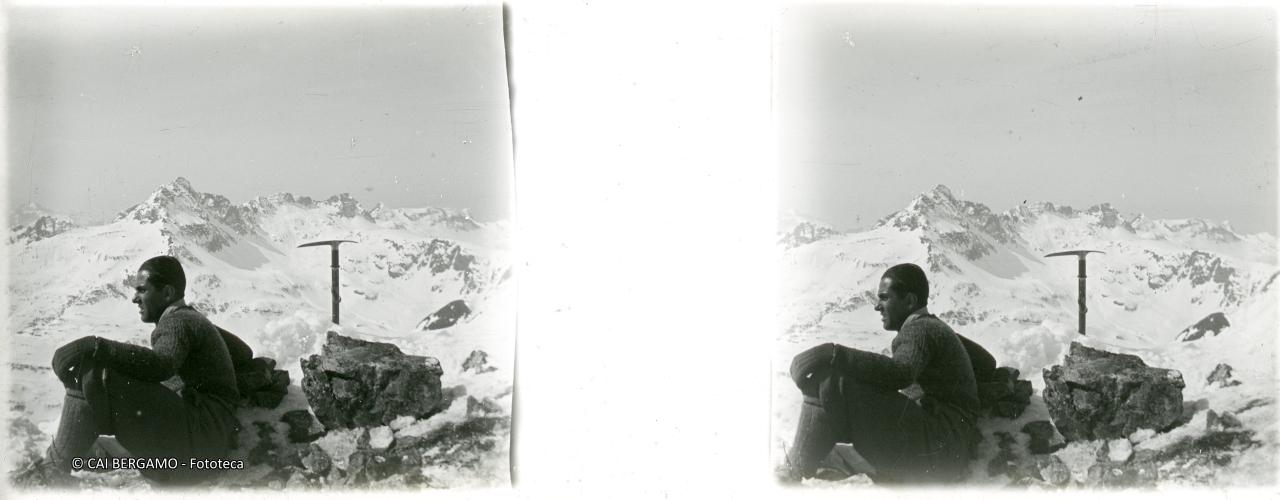 Scialpinista all'arrivo con il Pradella sullo sfondo