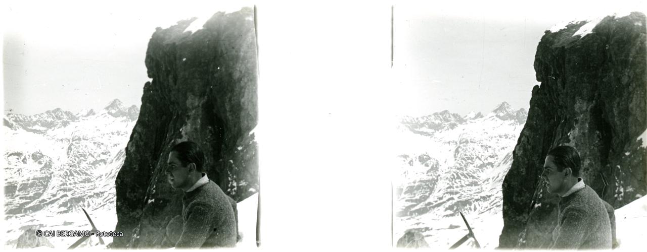 Scialpinista con sguardo verso la valle, con Aga, Diavolo e Diavolino sullo sfondo